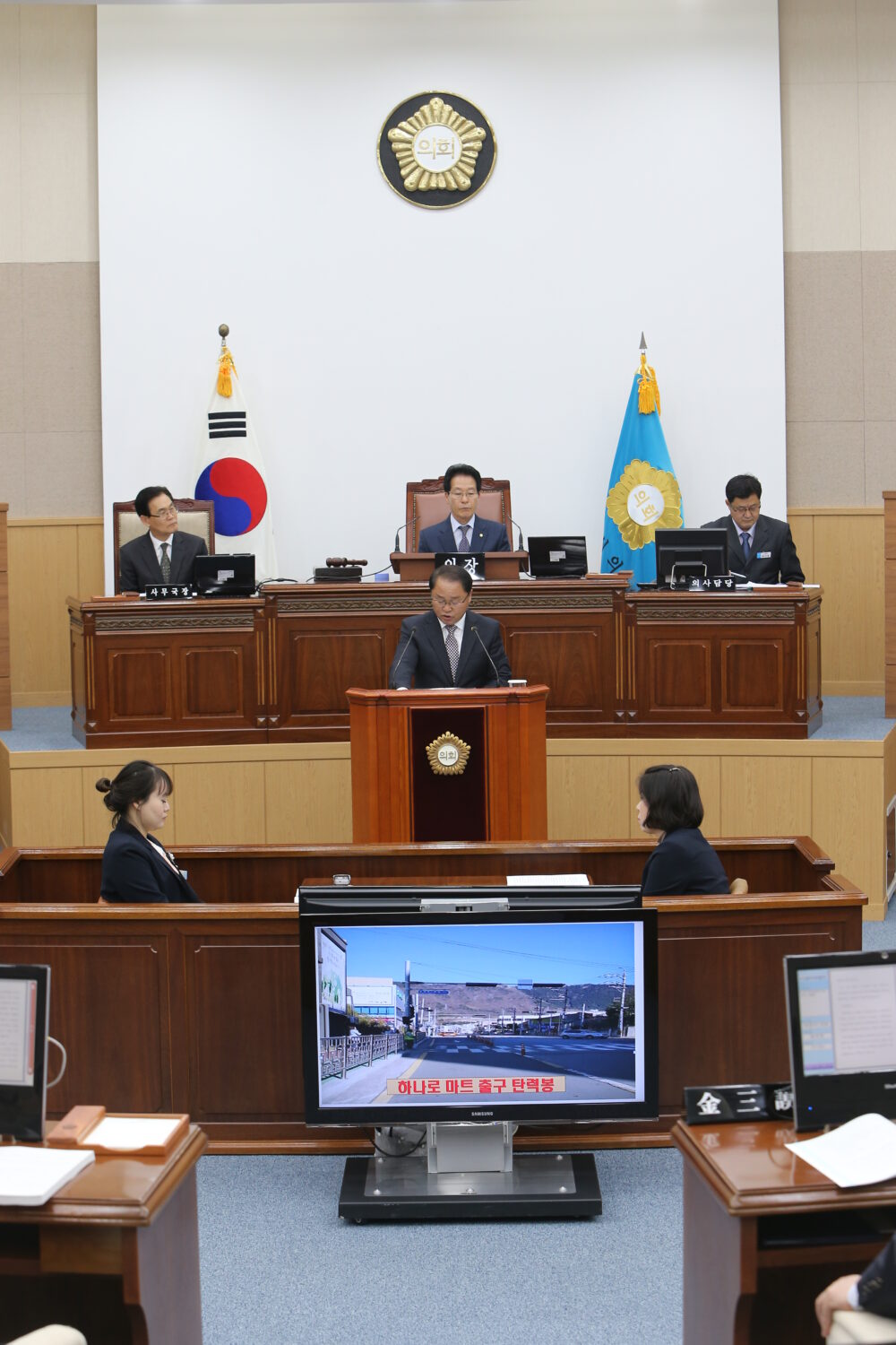 롯데마트 진입로 탄력봉 안전문제 개선 촉구