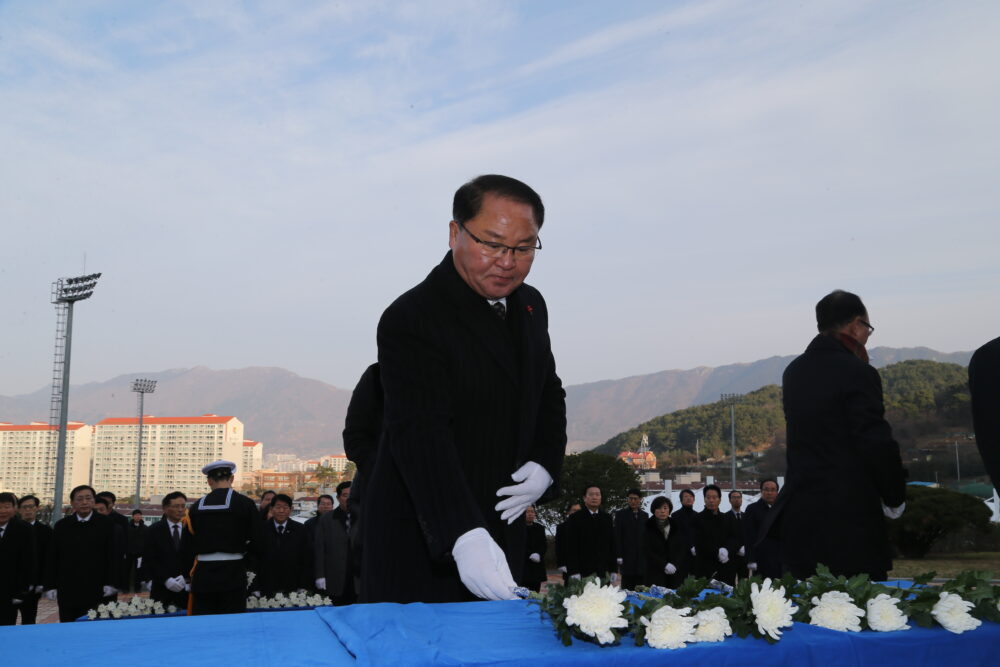 새해맞이 진해 충혼탑 참배