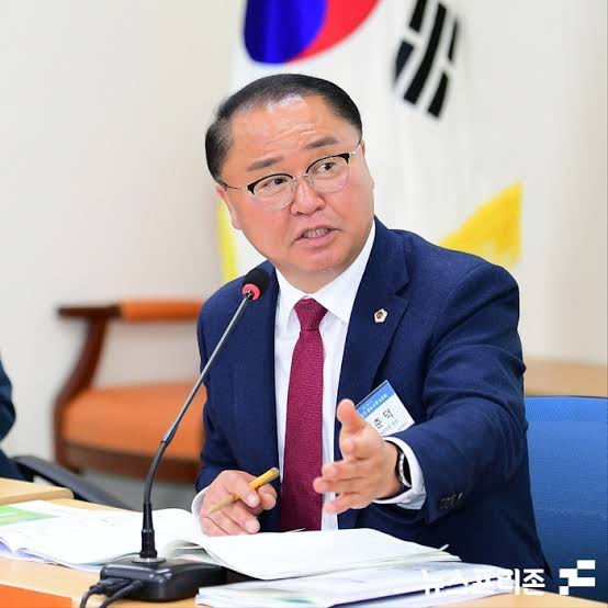 박춘덕, 제2대 창원시의회 예산결산특별위원회 위원장·의회운영위원회 위원·문화도시건설위원회 부위원장 역임